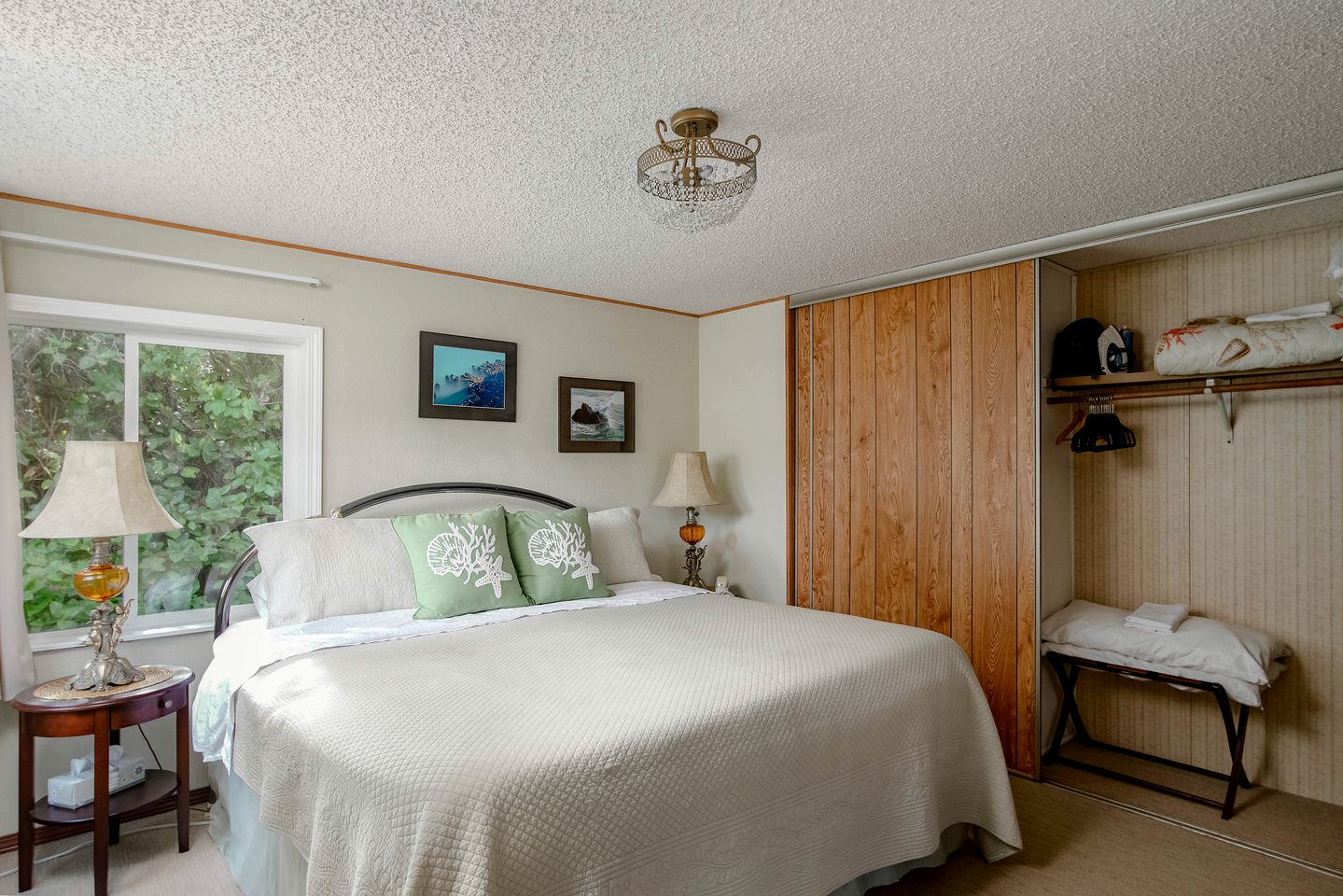 Secluded Beach Cottage with Private Hot Tub and Ocean Views in Seal Rock, Oregon