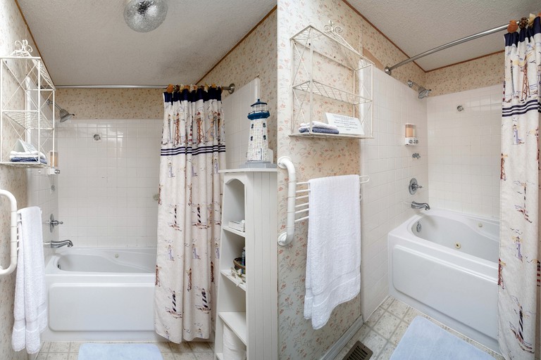 Cottages (Seal Rock, Oregon, United States)