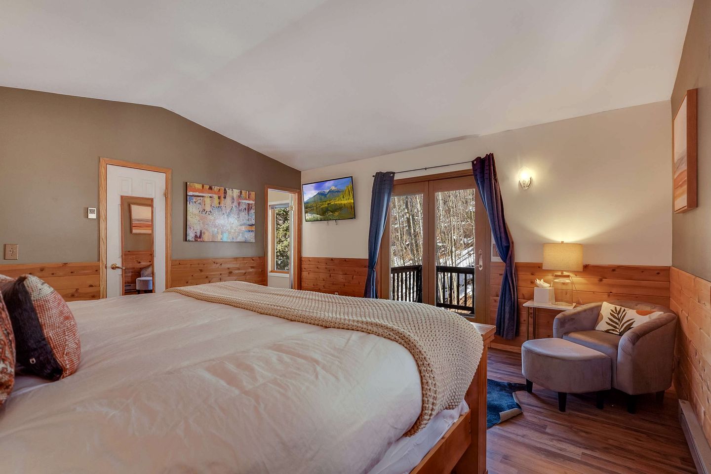 Beautiful Vacation Rental with Creek Running Through the Property for a Relaxing Getaway in Nature in Breckenridge, Colorado