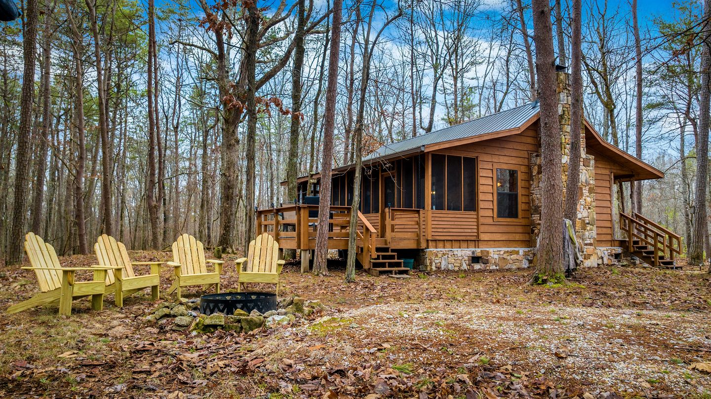Secluded Cabin with Barbecue in Mentore, Alabama