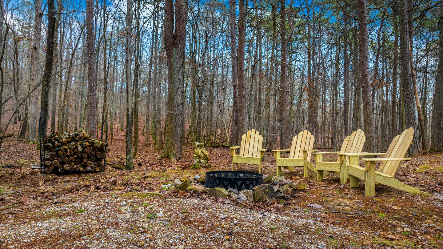 Secluded Cabin with Barbecue in Mentore, Alabama