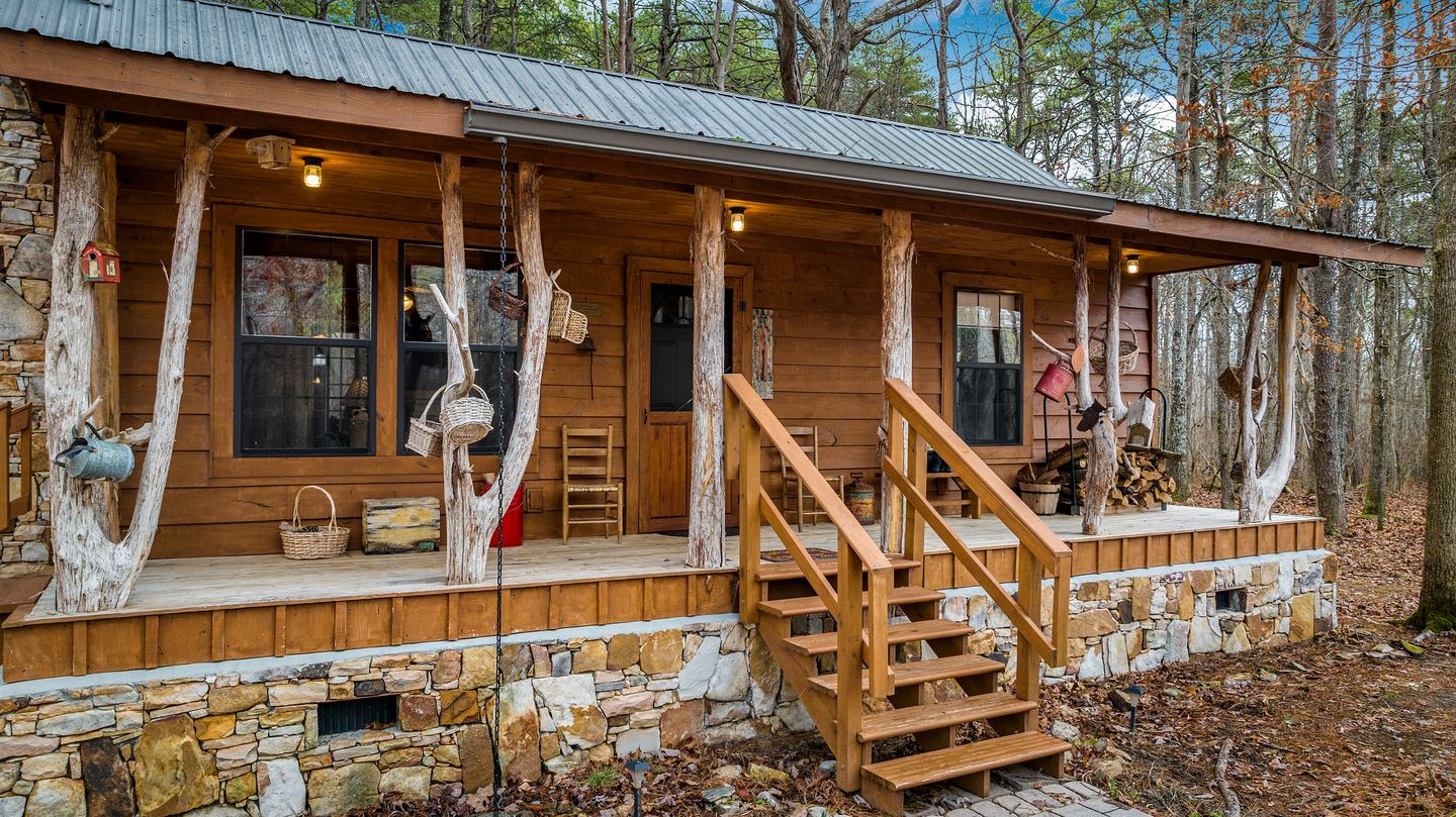 Secluded Cabin with Barbecue in Mentore, Alabama