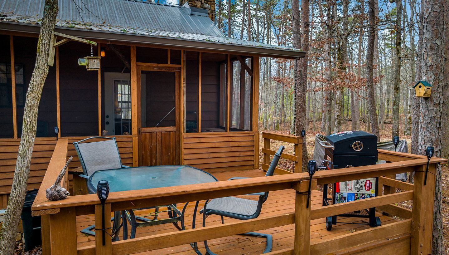 Secluded Cabin with Barbecue in Mentore, Alabama