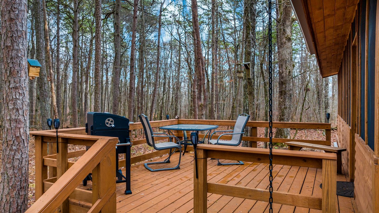 Secluded Cabin with Barbecue in Mentore, Alabama