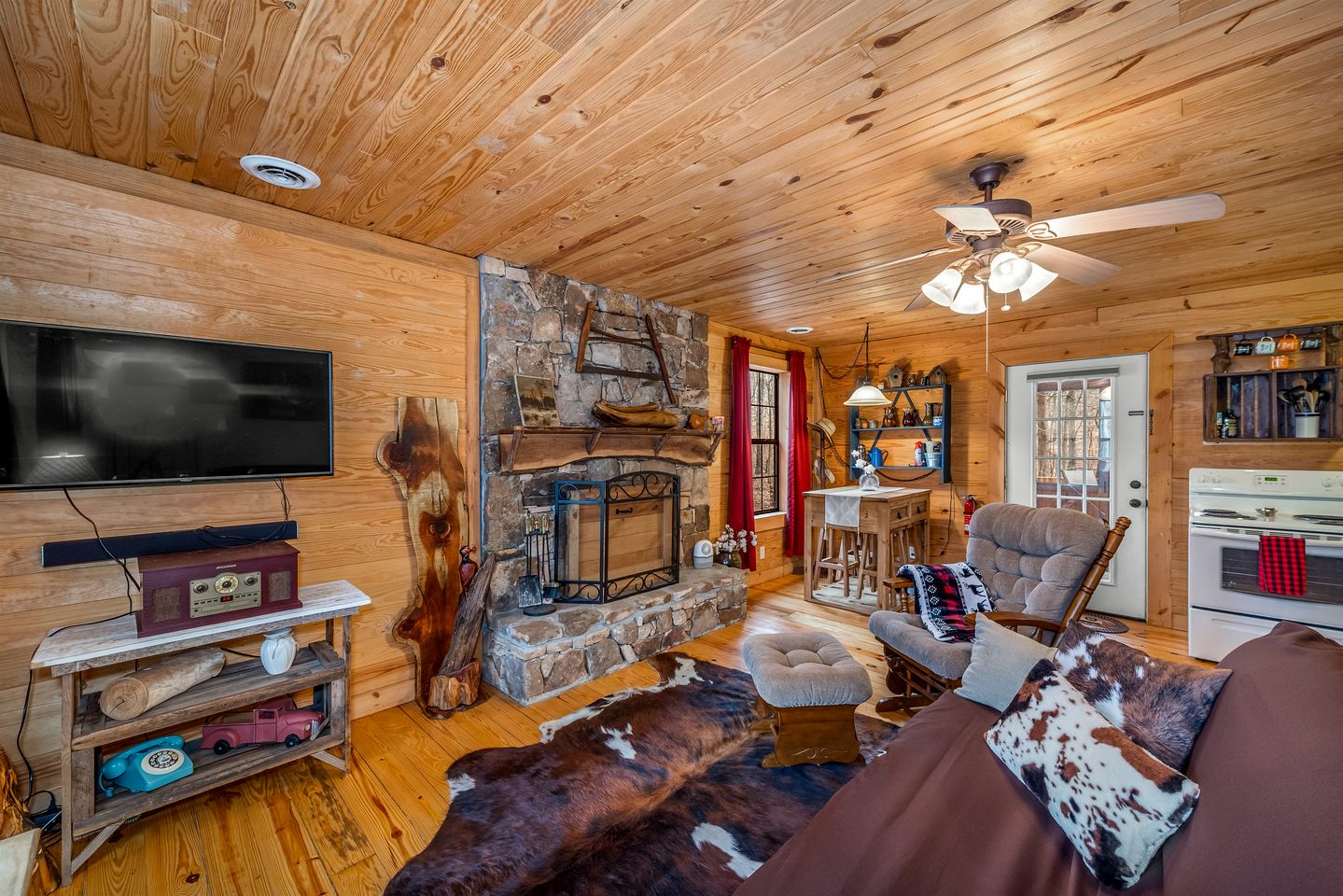 Secluded Cabin with Barbecue in Mentore, Alabama
