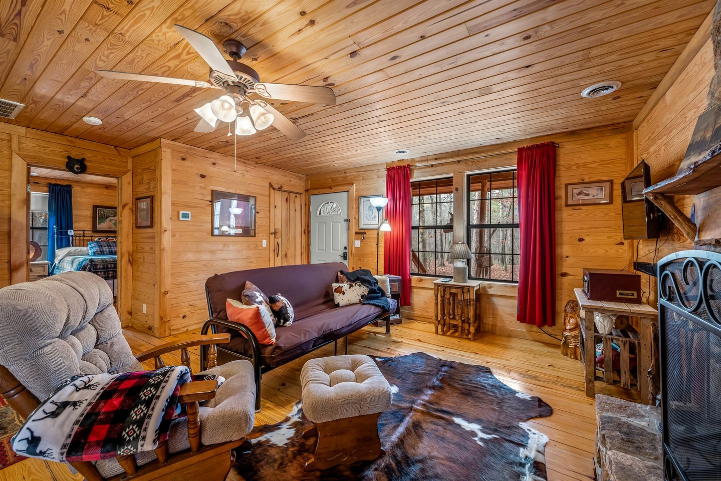 Secluded Cabin with Barbecue in Mentore, Alabama