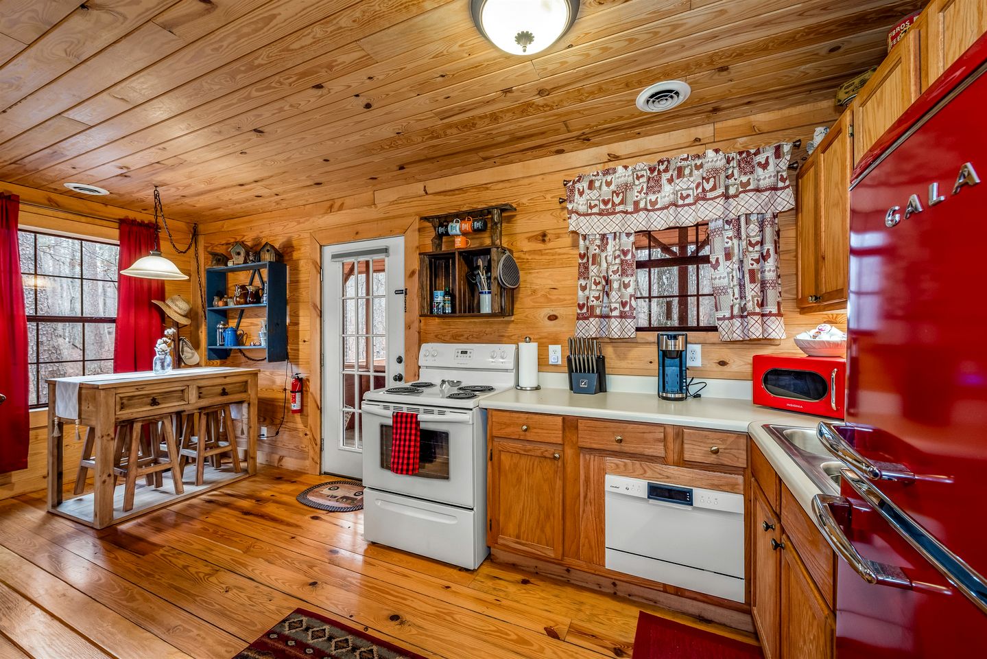 Secluded Cabin with Barbecue in Mentore, Alabama