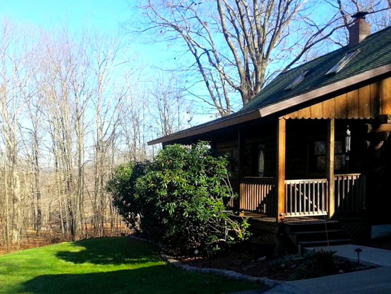 Secluded Cabin Getaway with a Bar and a Hot Tub near Deep Creek Lake State Park, Maryland