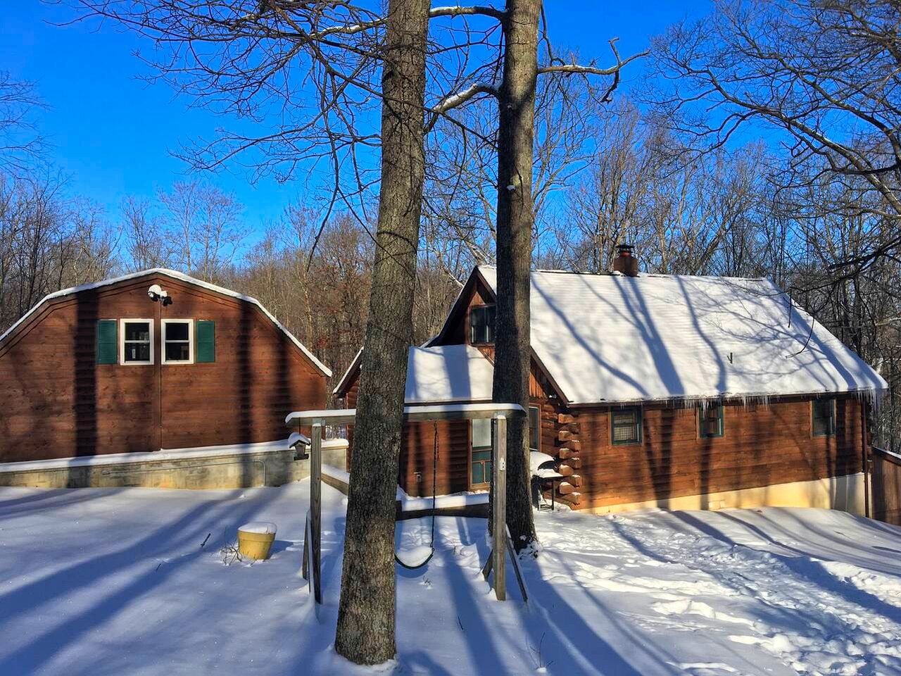 Secluded Cabin Getaway with a Bar and a Hot Tub near Deep Creek Lake State Park, Maryland