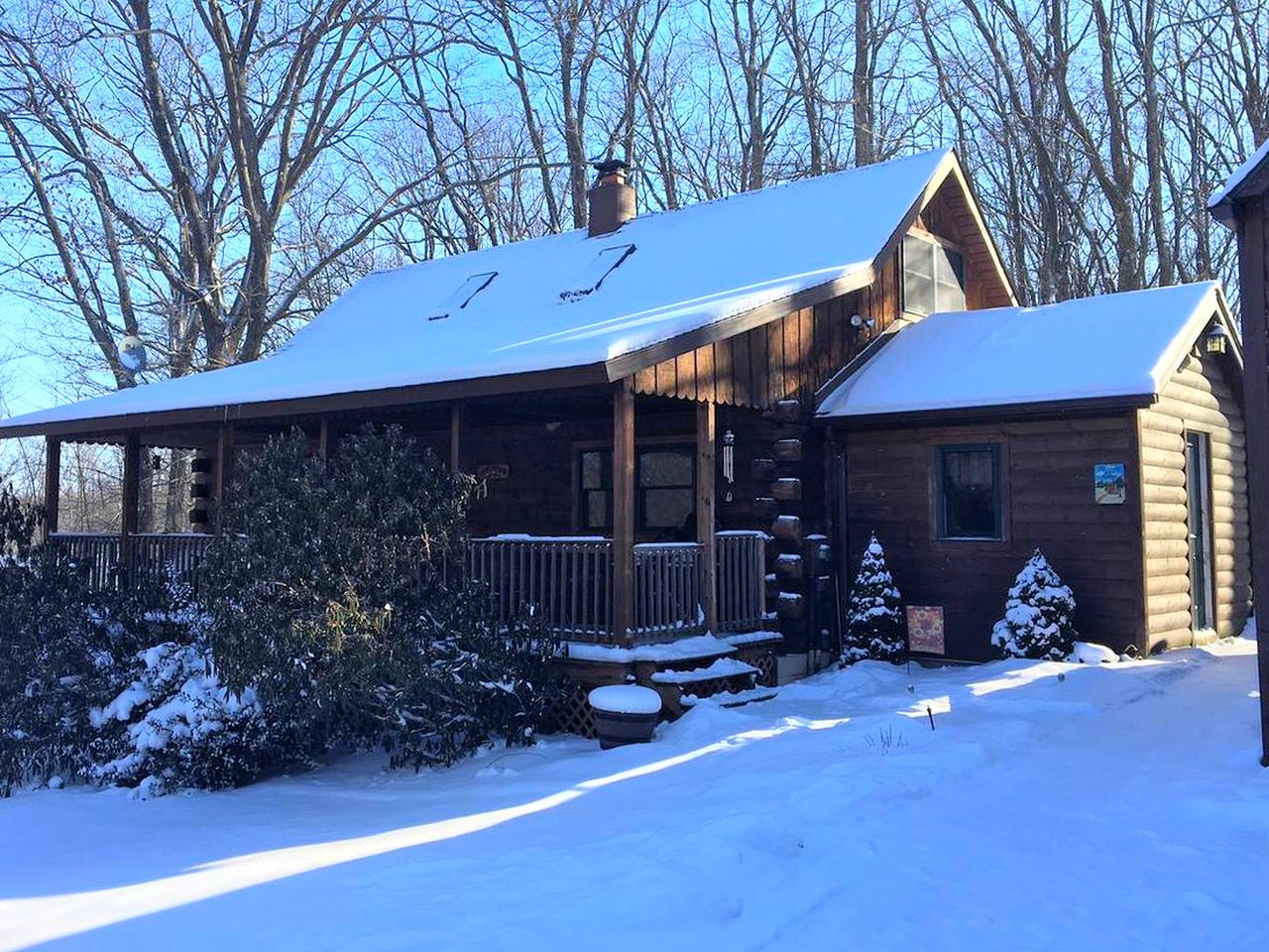 Secluded Cabin Getaway with a Bar and a Hot Tub near Deep Creek Lake State Park, Maryland