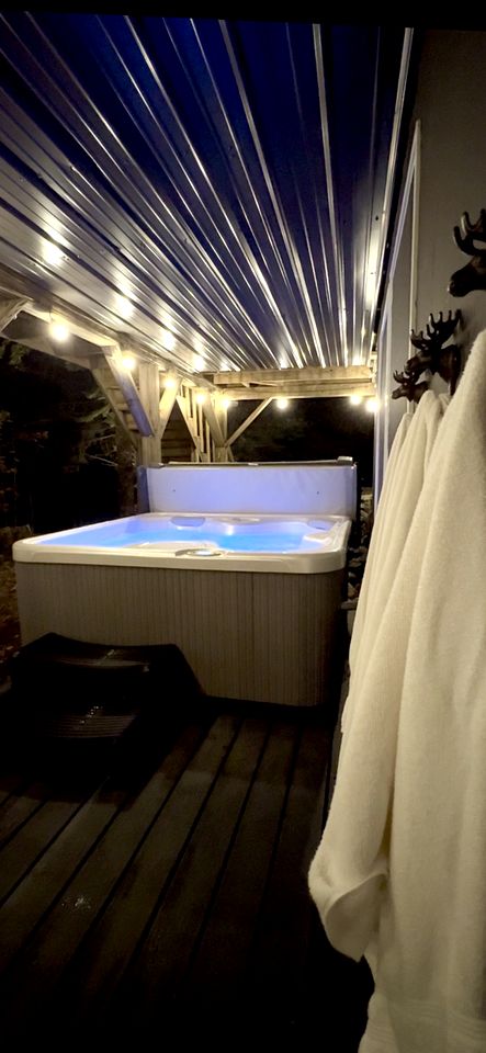 Spellbinding Secluded Cabin Oasis Near Moosehead Lake, Maine