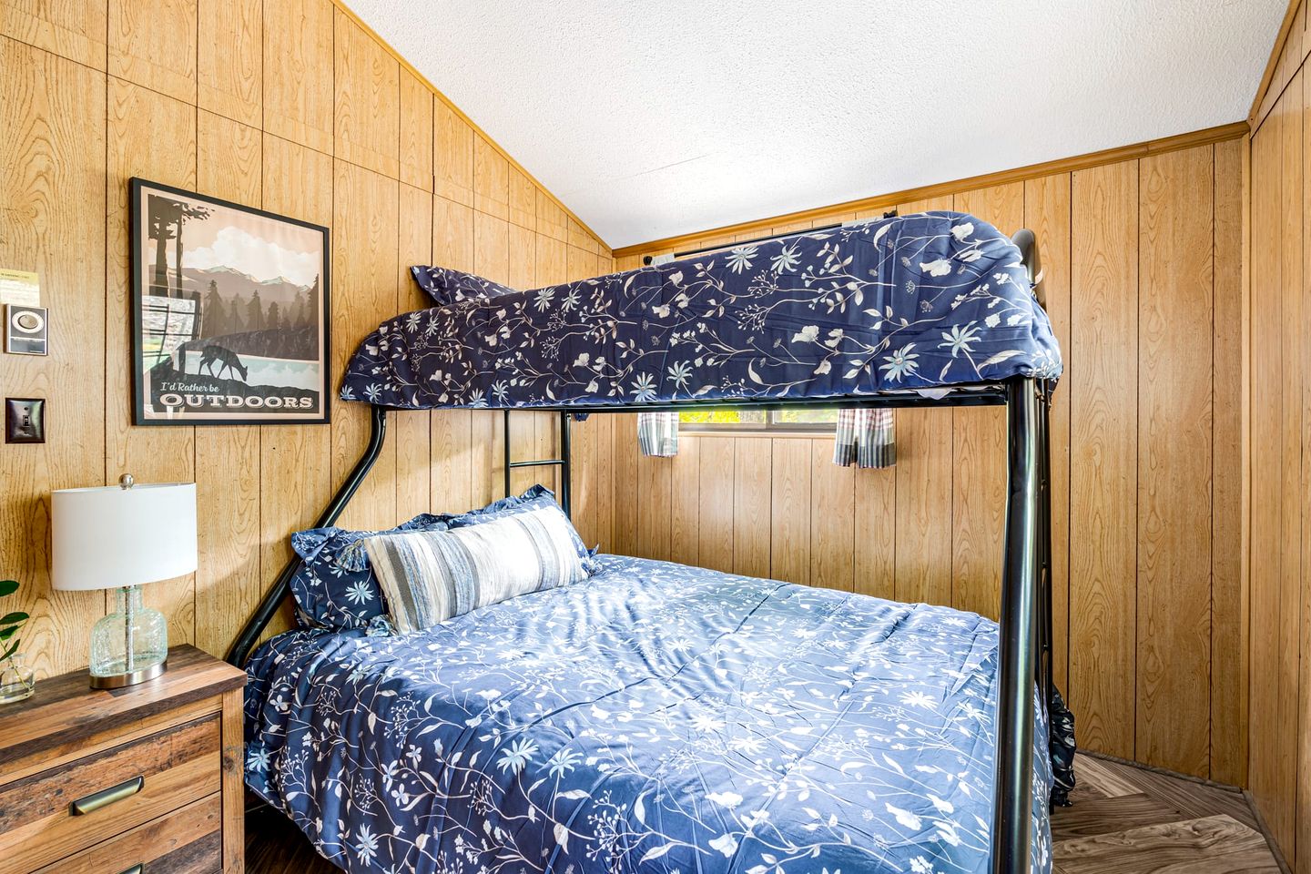 Secluded and Spacious Cabin Newly Renovated with Hot Tub, Fire Pit, Deck and Grill - the Perfect Getaway in Berkeley Springs, WV