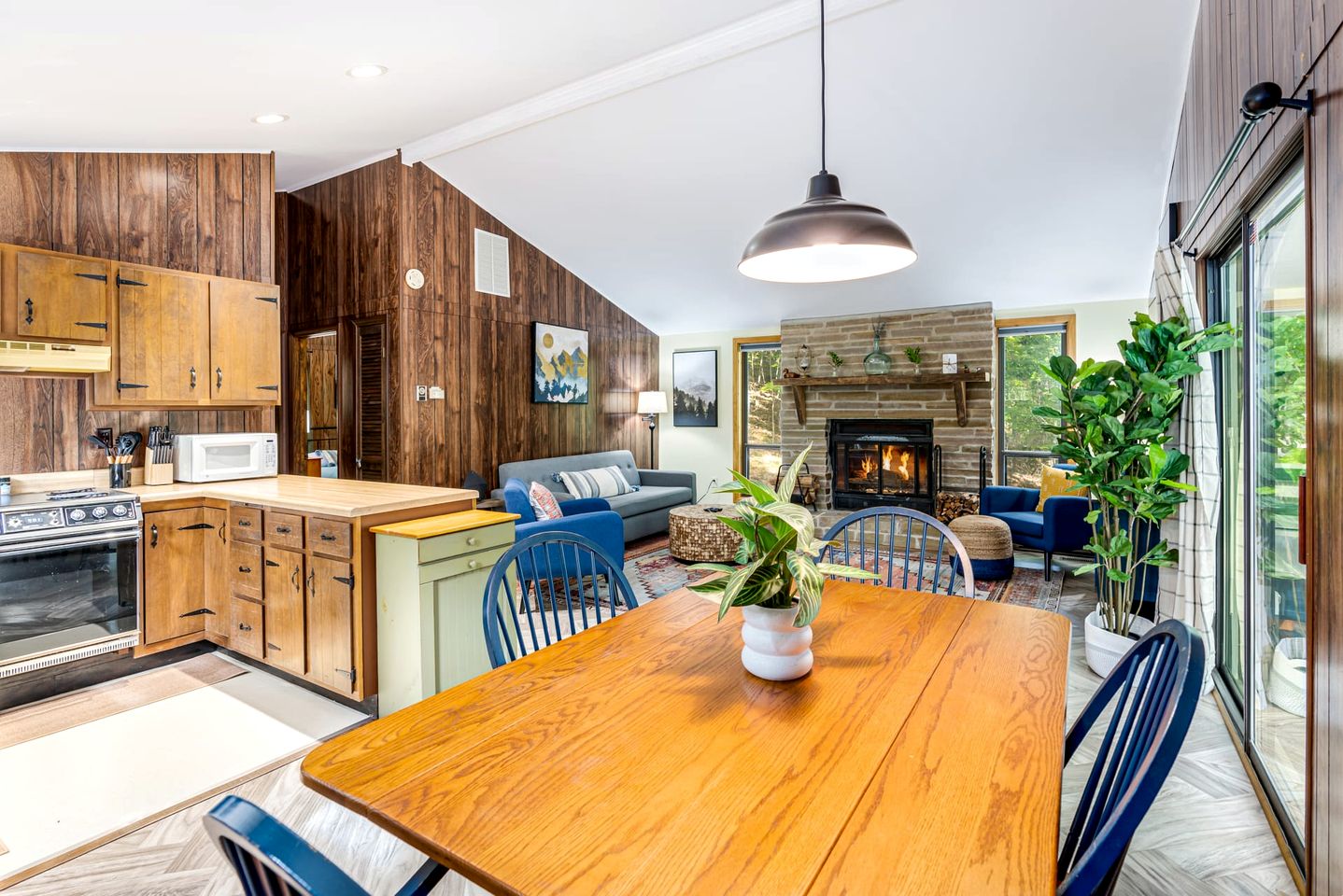 Secluded and Spacious Cabin Newly Renovated with Hot Tub, Fire Pit, Deck and Grill - the Perfect Getaway in Berkeley Springs, WV