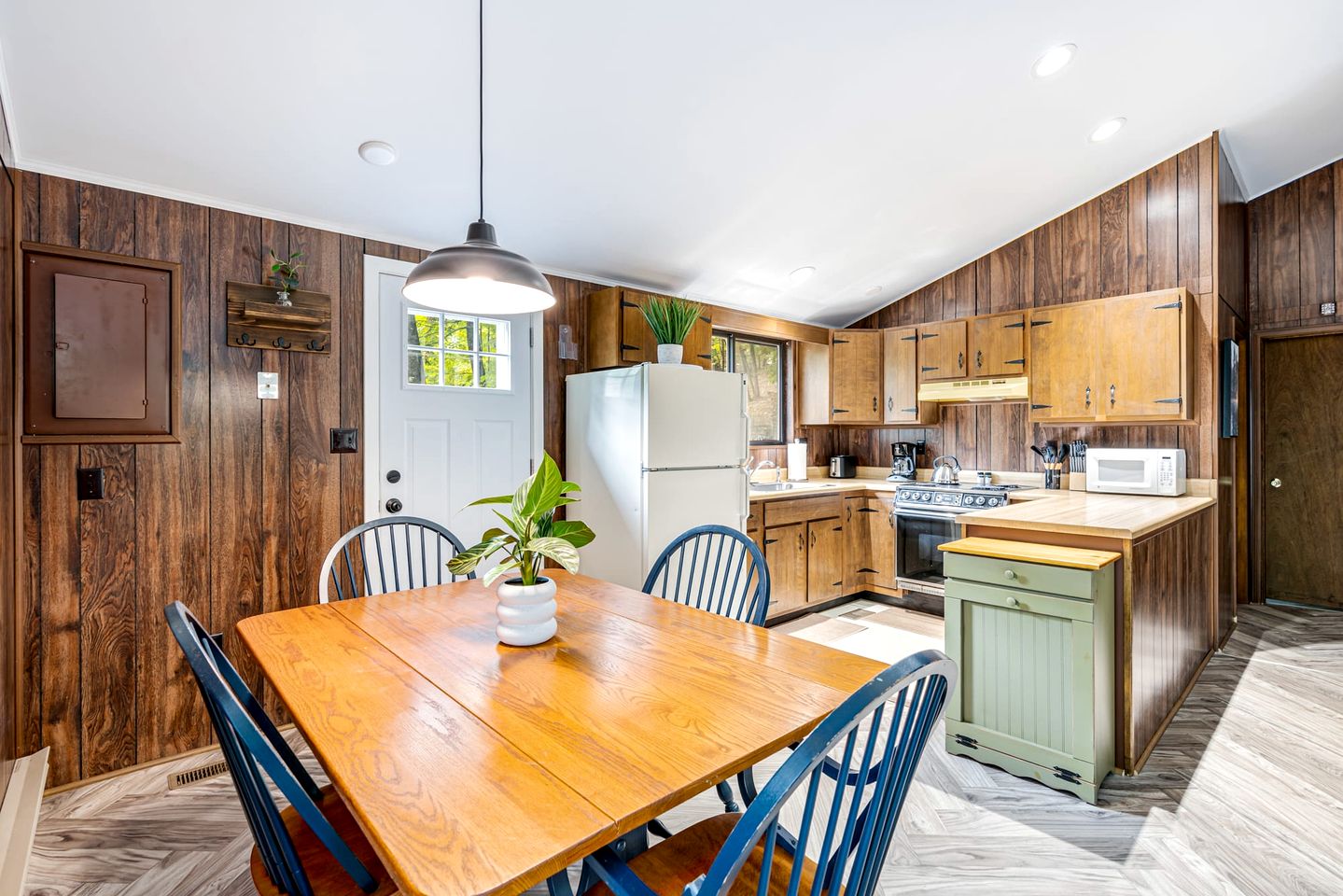 Secluded and Spacious Cabin Newly Renovated with Hot Tub, Fire Pit, Deck and Grill - the Perfect Getaway in Berkeley Springs, WV