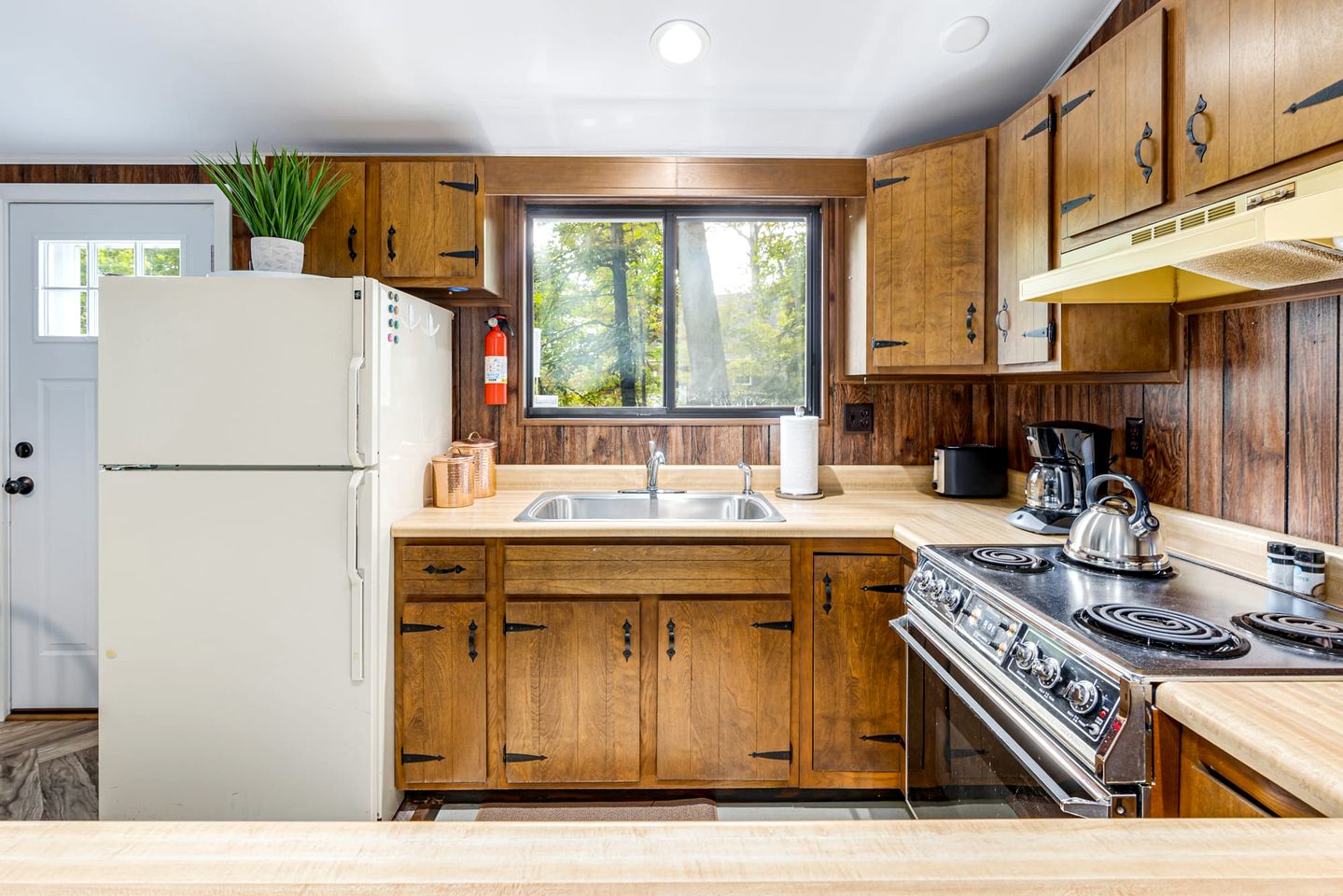 Secluded and Spacious Cabin Newly Renovated with Hot Tub, Fire Pit, Deck and Grill - the Perfect Getaway in Berkeley Springs, WV