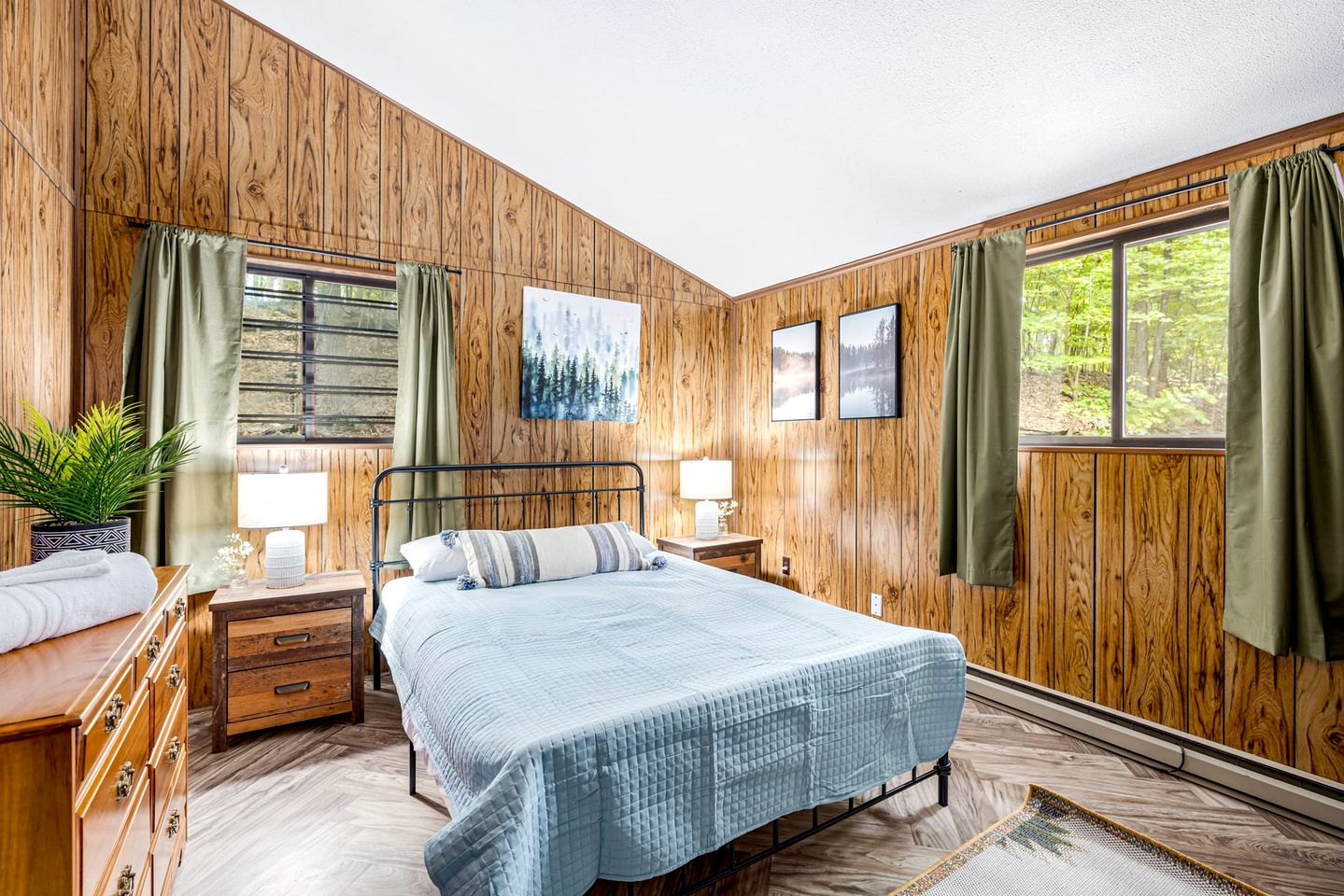 Secluded and Spacious Cabin Newly Renovated with Hot Tub, Fire Pit, Deck and Grill - the Perfect Getaway in Berkeley Springs, WV