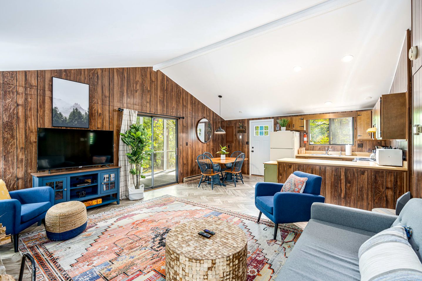 Secluded and Spacious Cabin Newly Renovated with Hot Tub, Fire Pit, Deck and Grill - the Perfect Getaway in Berkeley Springs, WV