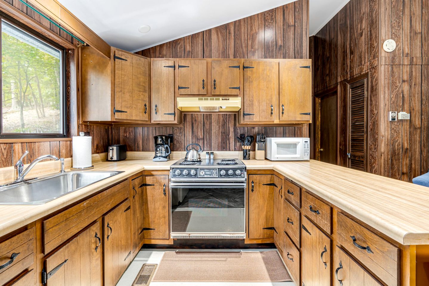 Secluded and Spacious Cabin Newly Renovated with Hot Tub, Fire Pit, Deck and Grill - the Perfect Getaway in Berkeley Springs, WV