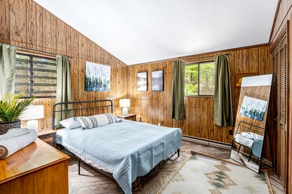 Secluded and Spacious Cabin Newly Renovated with Hot Tub, Fire Pit, Deck and Grill - the Perfect Getaway in Berkeley Springs, WV