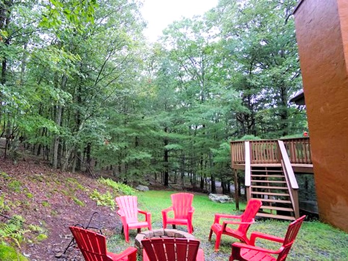 Poconos Mountains Vacation Bear Trap Chalet, Cabins, Greentown
