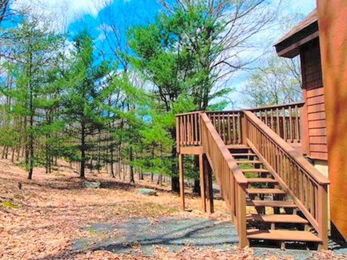 Poconos Mountains Vacation Bear Trap Chalet, Cabins, Greentown