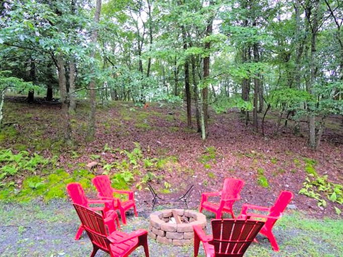 Poconos Mountains Vacation Bear Trap Chalet, Cabins, Greentown