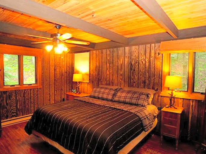 Poconos Mountains Vacation Bear Trap Chalet, Cabins, Greentown
