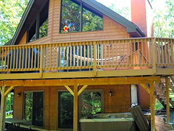 Poconos Mountains Vacation Bear Trap Chalet, Cabins, Greentown