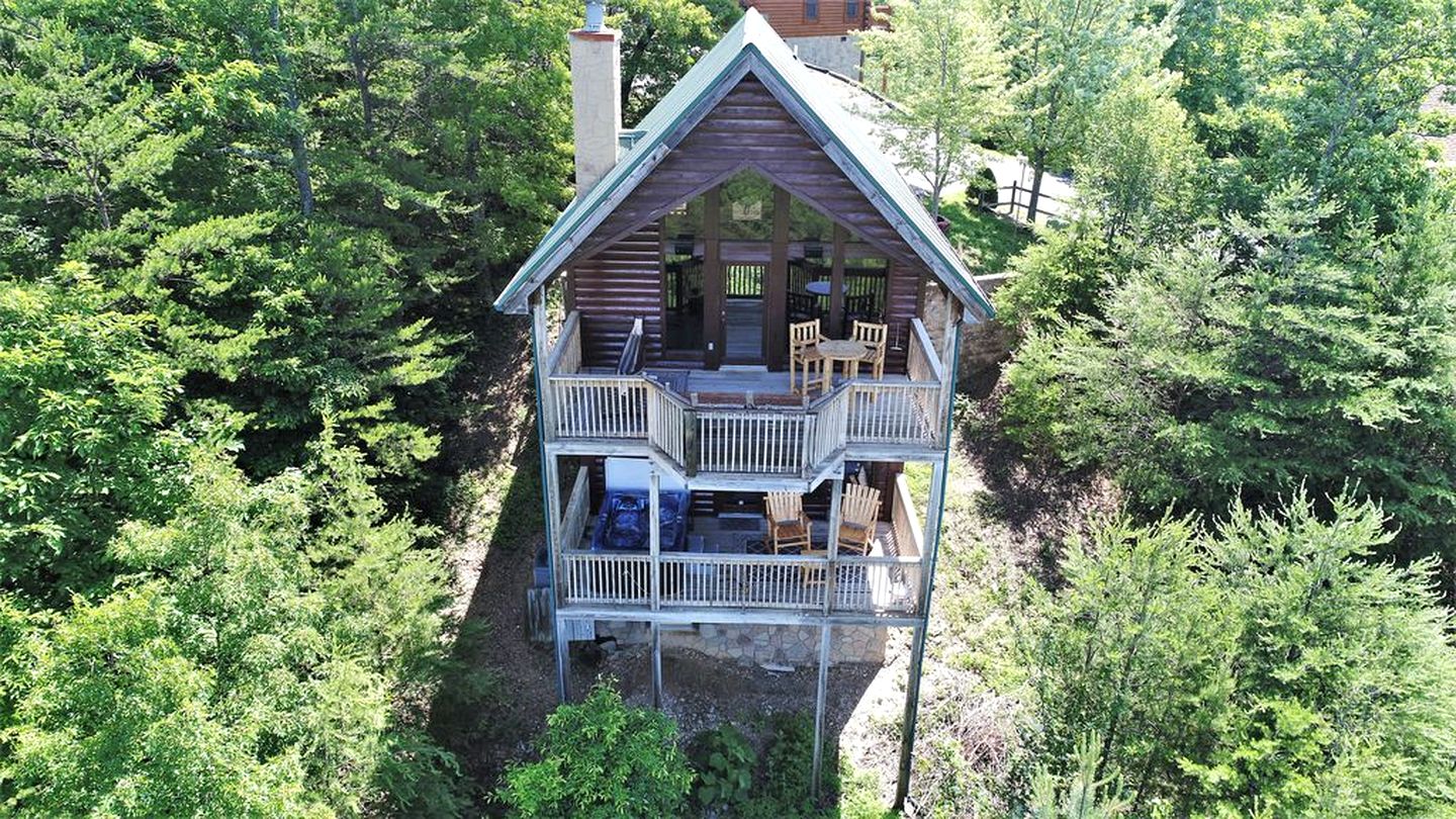 Secluded Cabin with Spectacular Views in Sevierville, Tennessee