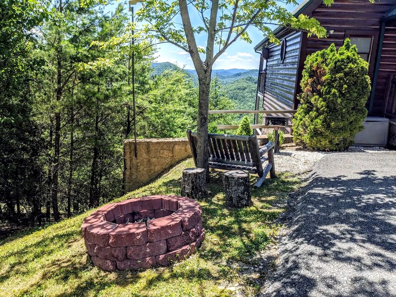 Secluded Cabin with Spectacular Views in Sevierville, Tennessee