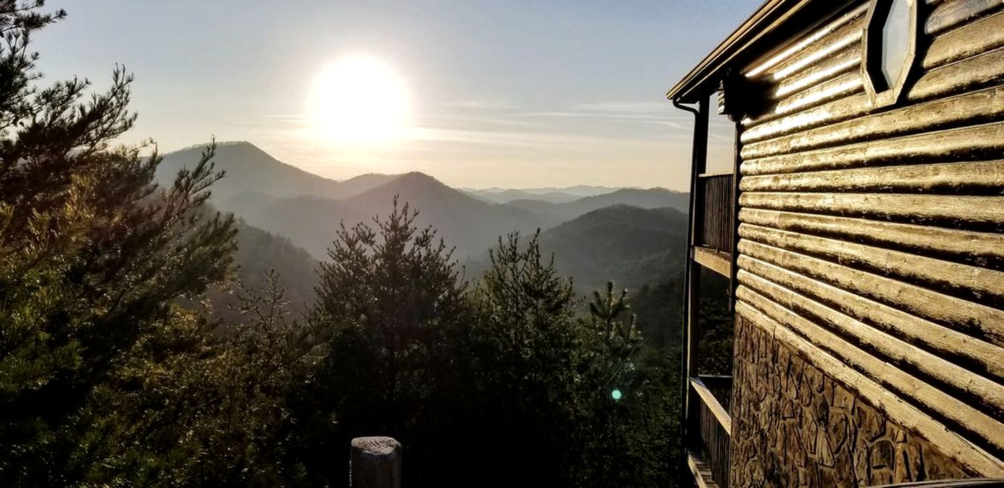 Secluded Cabin with Spectacular Views in Sevierville, Tennessee