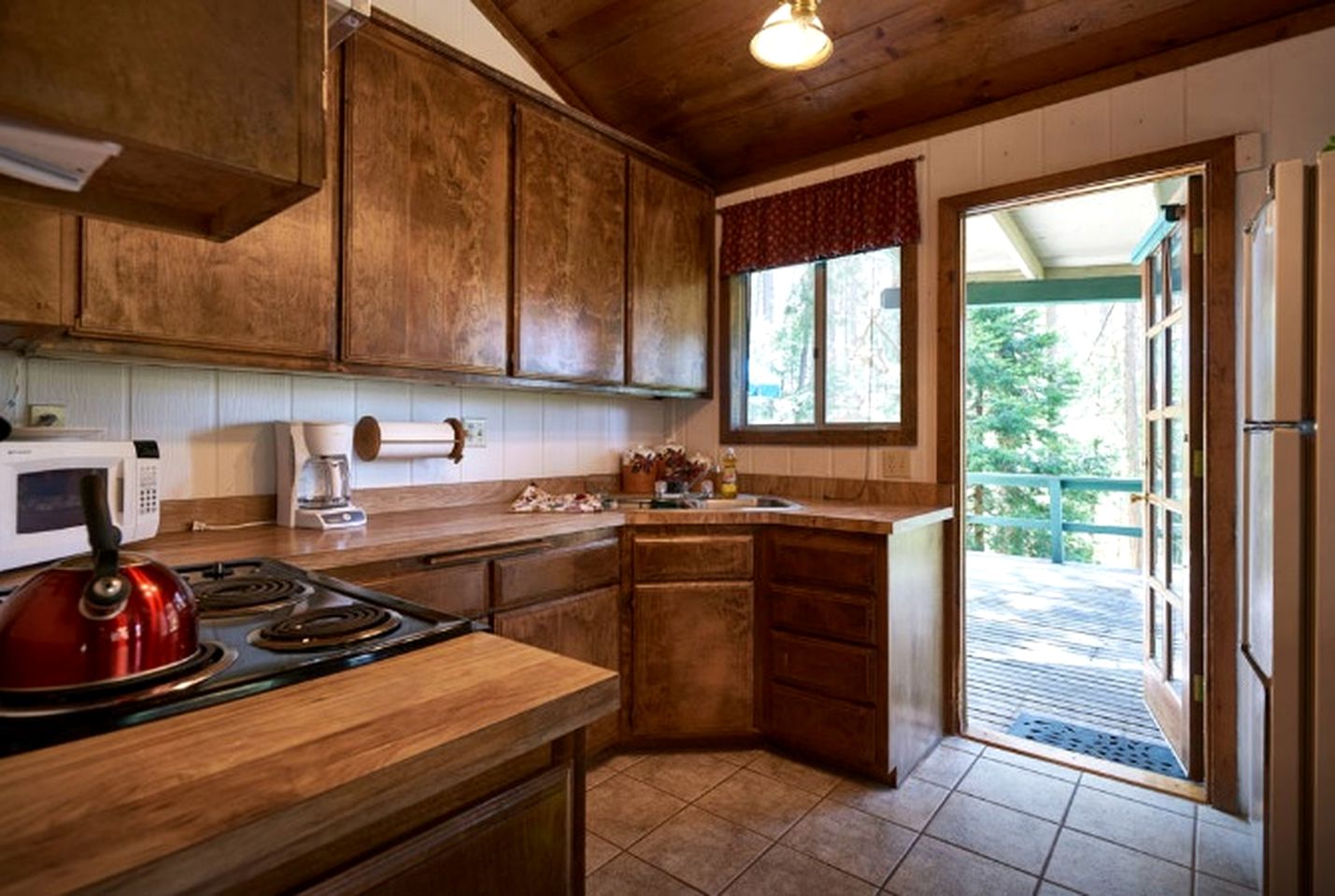 Secluded Cabin Surrounded By Pine Trees in Idyllwild, California