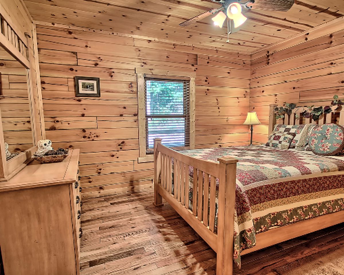 Secluded Cabin Rental Tucked Away in the Countryside near Hocking Hills Park, Ohio