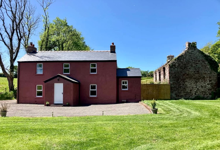 Off-Grid Cottage with Hot-tub in Milford Haven, Wales