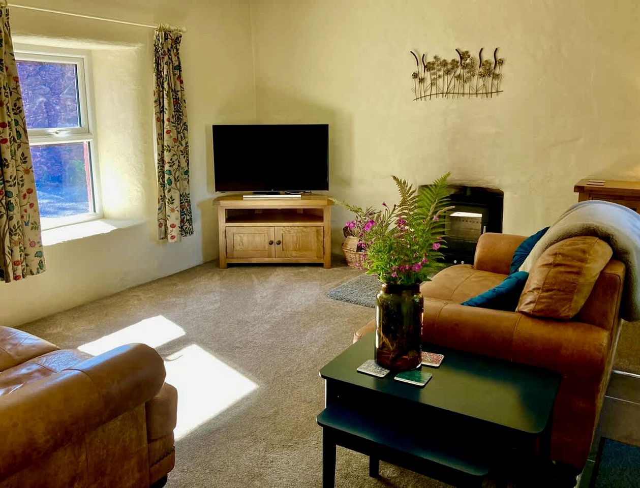 Off-Grid Cottage with Hot-tub in Milford Haven, Wales