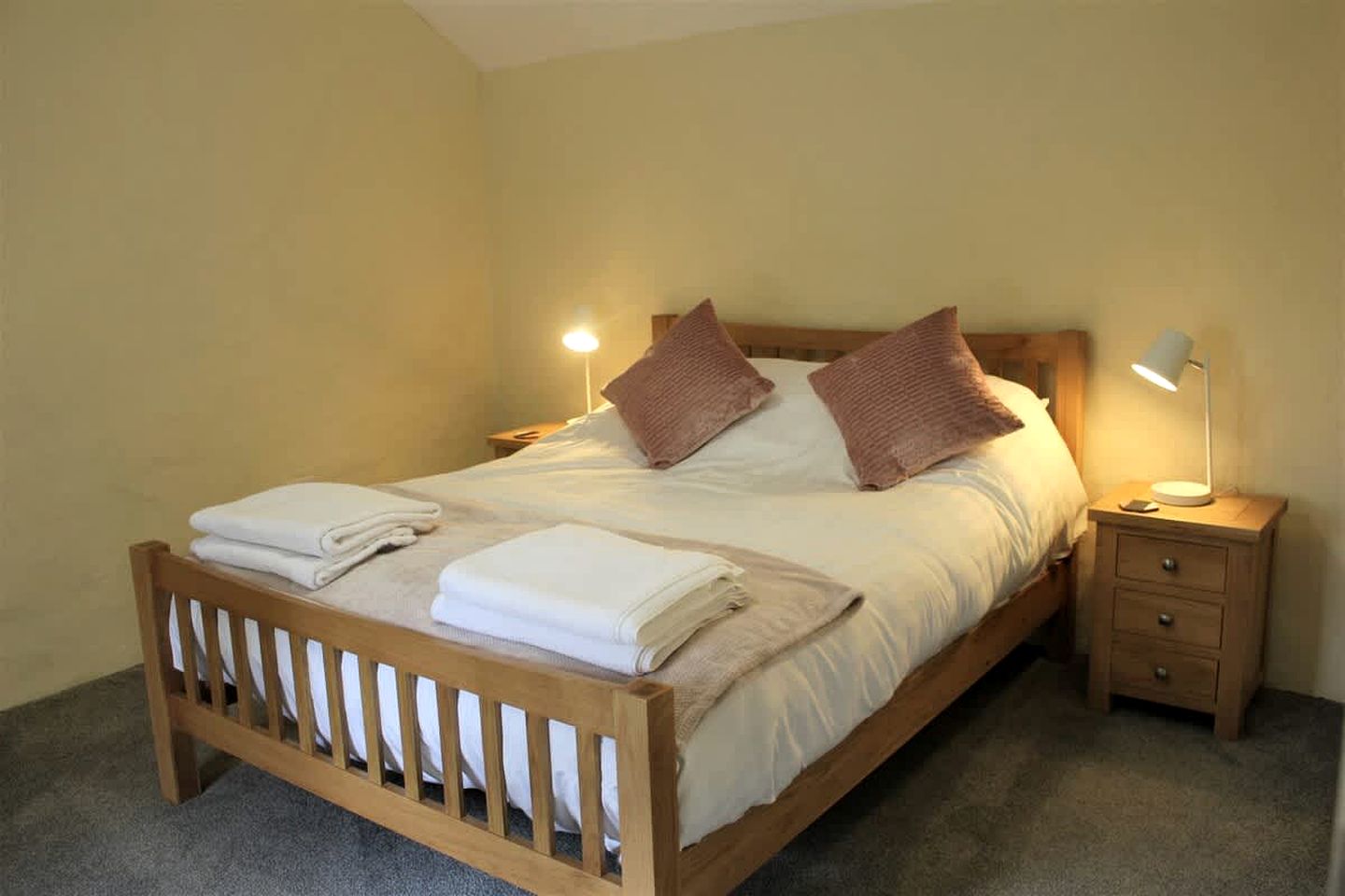 Off-Grid Cottage with Hot-tub in Milford Haven, Wales