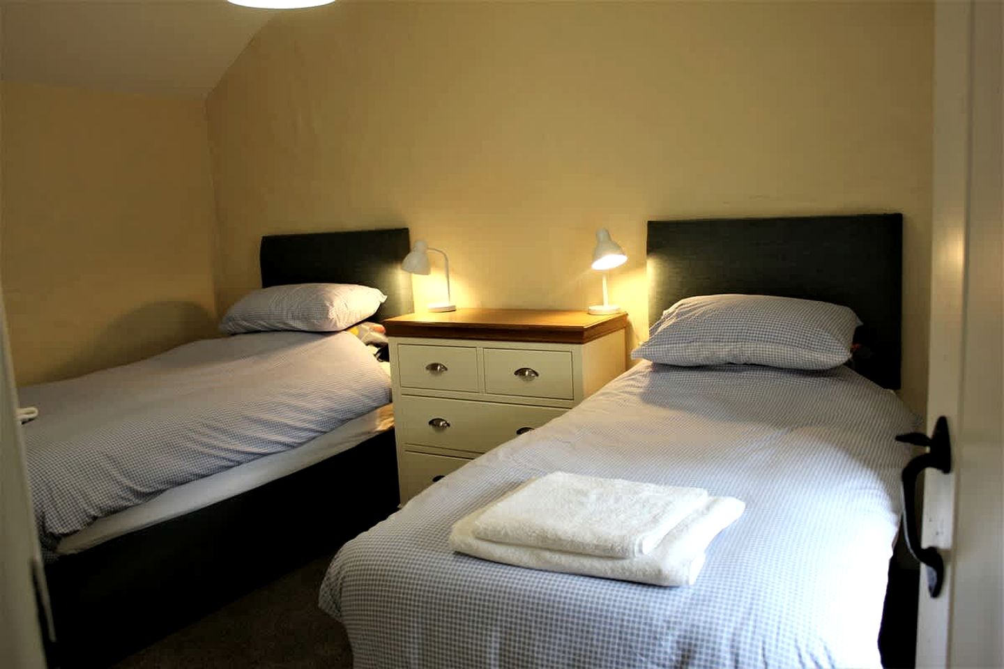 Off-Grid Cottage with Hot-tub in Milford Haven, Wales