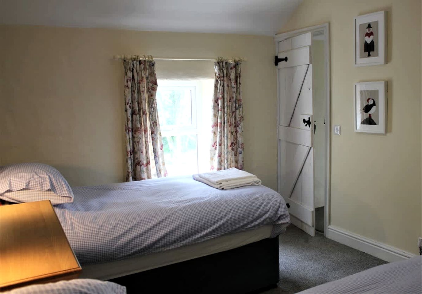 Off-Grid Cottage with Hot-tub in Milford Haven, Wales