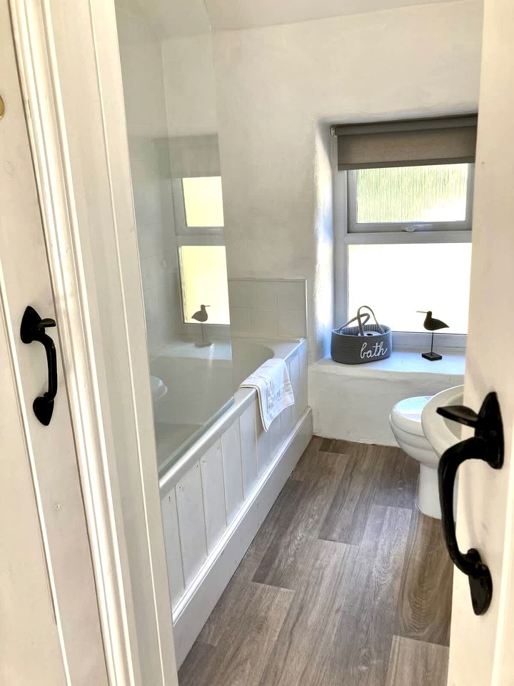 Off-Grid Cottage with Hot-tub in Milford Haven, Wales