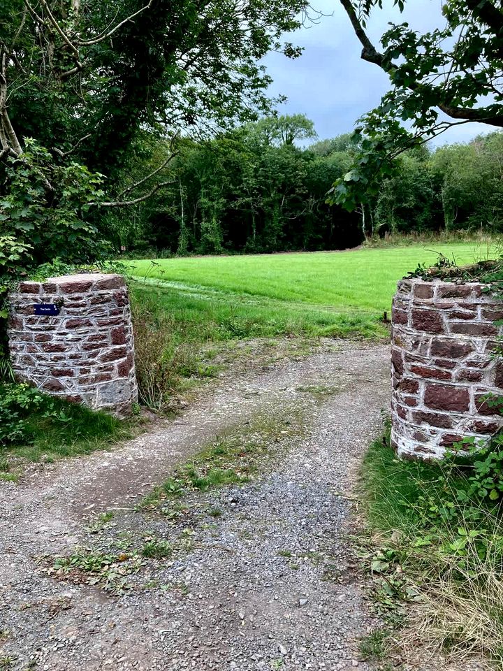 Off-Grid Cottage with Hot-tub in Milford Haven, Wales