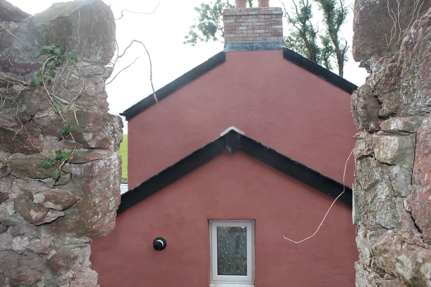 Off-Grid Cottage with Hot-tub in Milford Haven, Wales