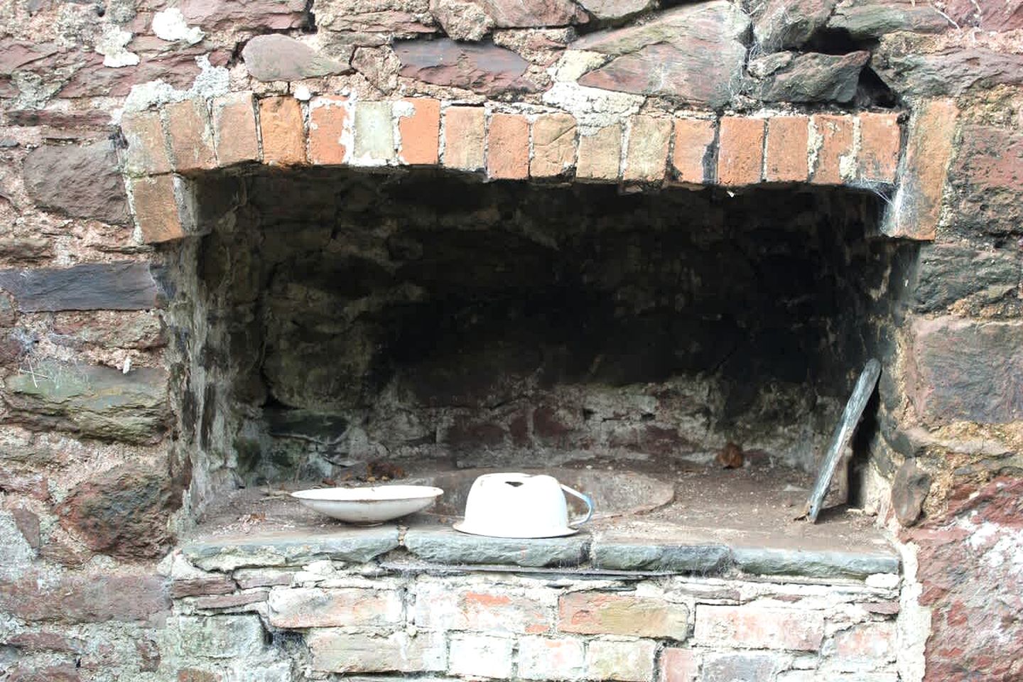 Off-Grid Cottage with Hot-tub in Milford Haven, Wales