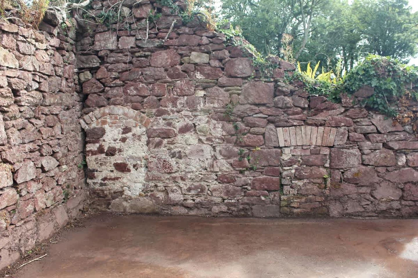 Off-Grid Cottage with Hot-tub in Milford Haven, Wales