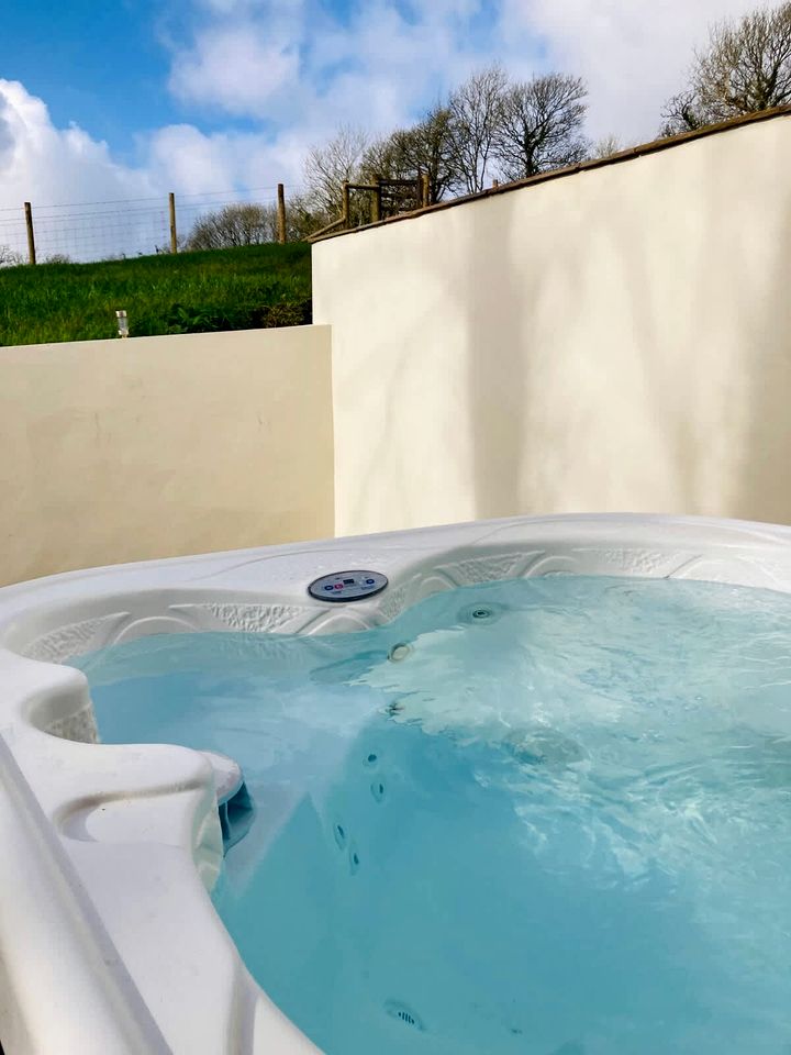 Off-Grid Cottage with Hot-tub in Milford Haven, Wales