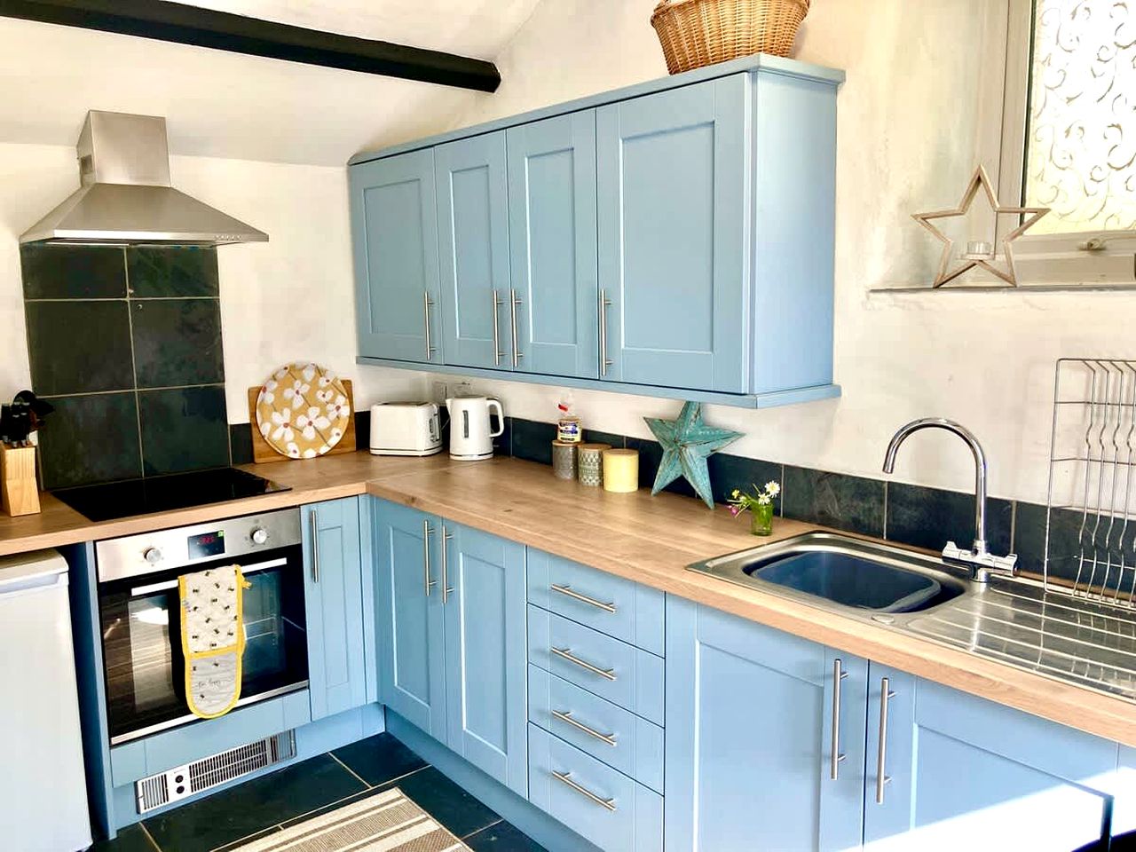 Off-Grid Cottage with Hot-tub in Milford Haven, Wales