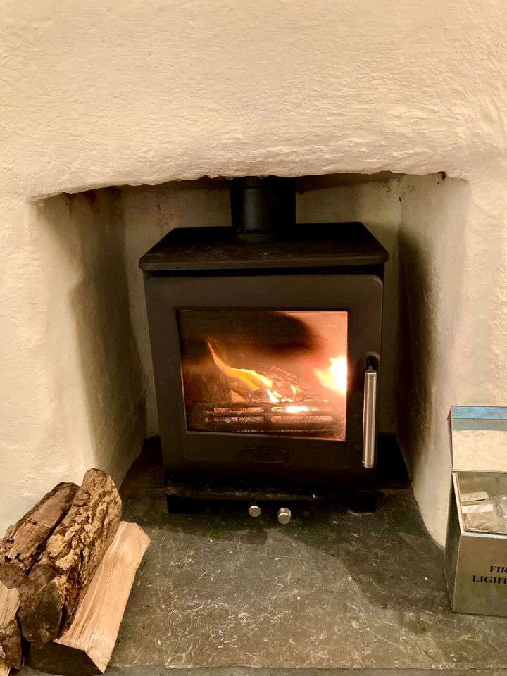 Off-Grid Cottage with Hot-tub in Milford Haven, Wales