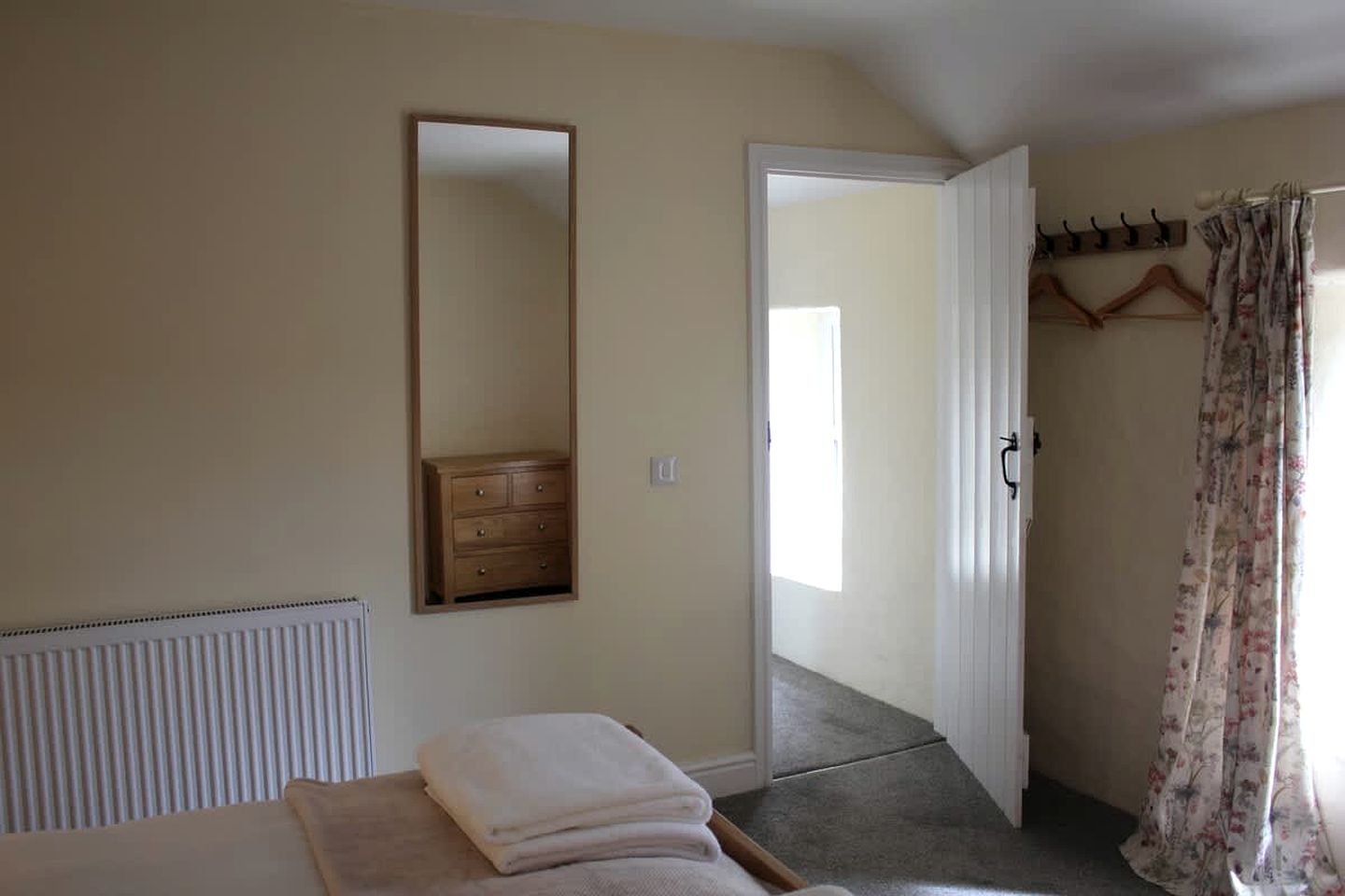 Off-Grid Cottage with Hot-tub in Milford Haven, Wales