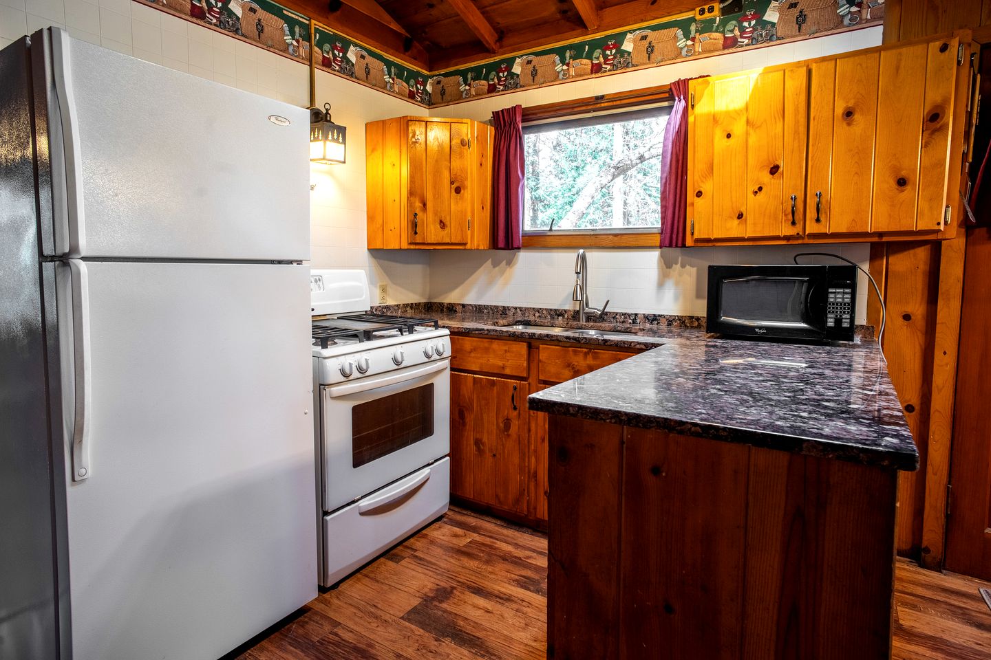Secluded Creekside Cabin with Screened Porch Near the Marina in Babbitt, Minnesota