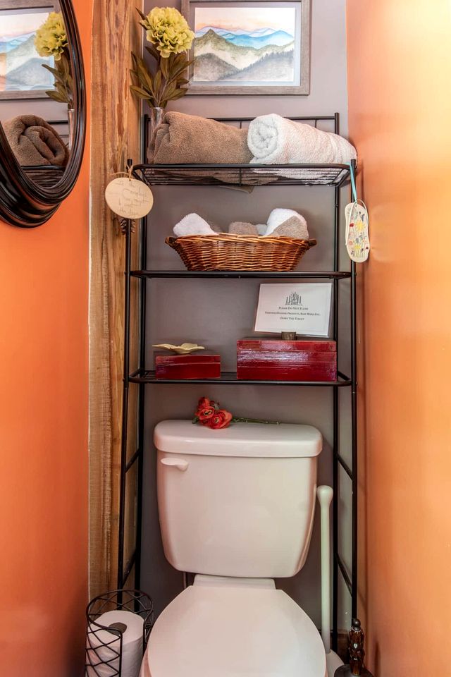 Secluded Delight: Unplug and Reconnect in a Special House in Lake Toxaway's Woods