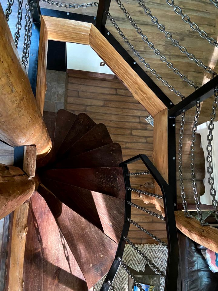 Secluded Delight: Unplug and Reconnect in a Special House in Lake Toxaway's Woods